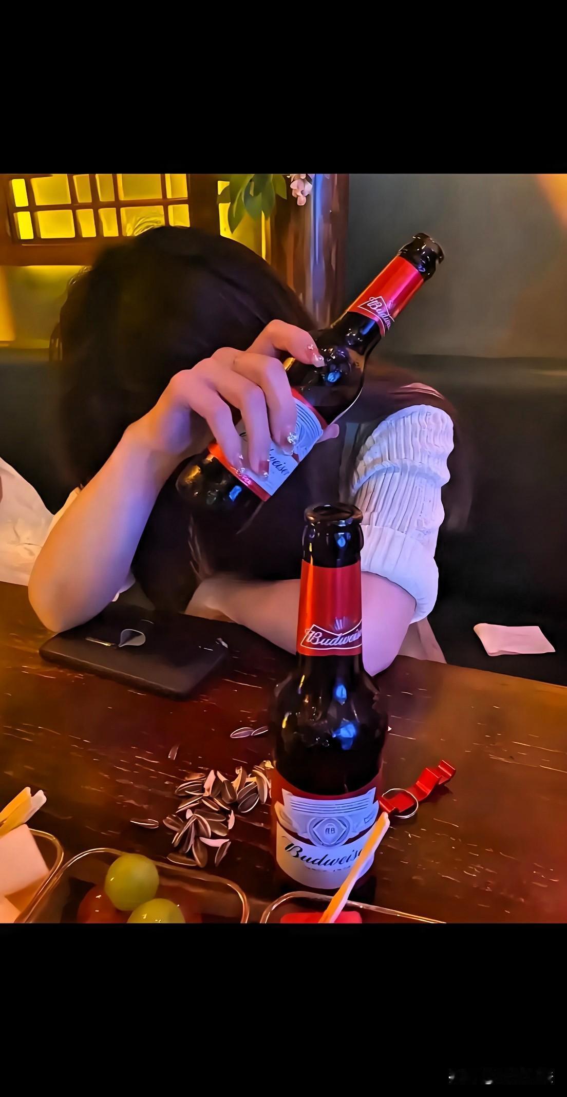 宁夏中卫，女子有2岁半孩子，她在下午1点约朋友去酒吧唱歌喝酒，嫌音响差，又和熟人