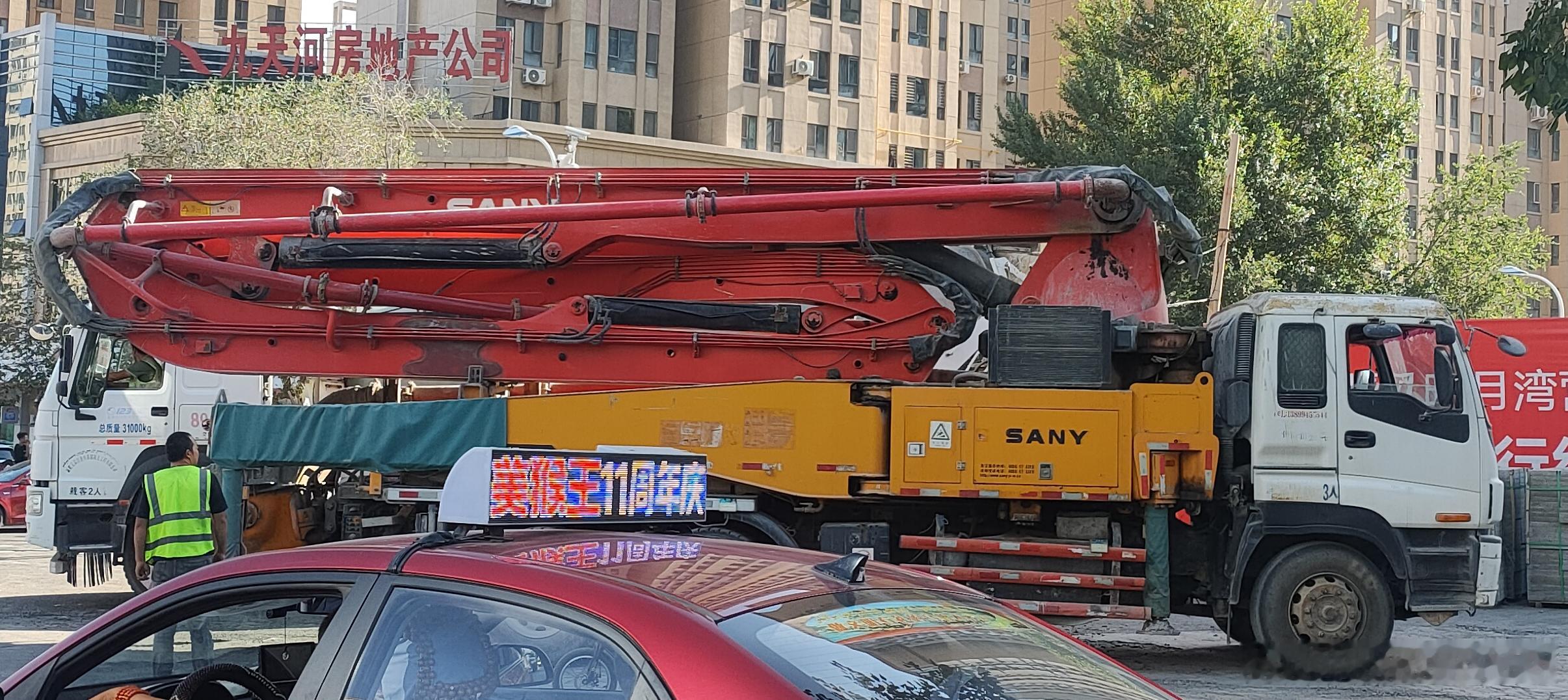 差点以为是双头车。。。结果是俩车。。。