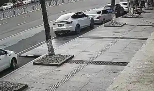 这事儿听着就让人来气！罗女士把车停在公共车位，结果汽修店老板不让停，还威胁要拖车