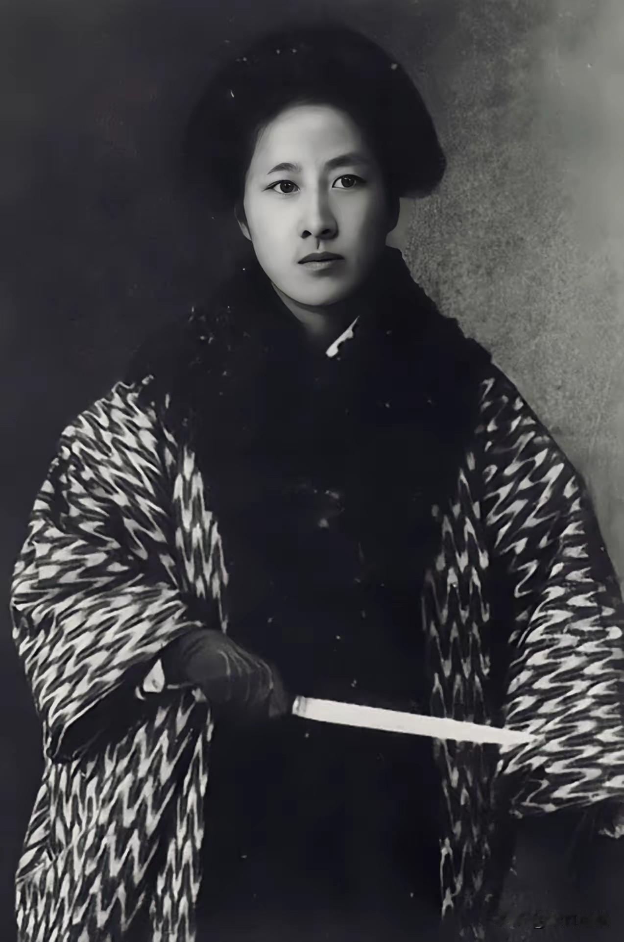 1907年，秋瑾临死前夕，山阴县令对秋瑾说：“我本欲救你一命，但我位卑言轻，无能