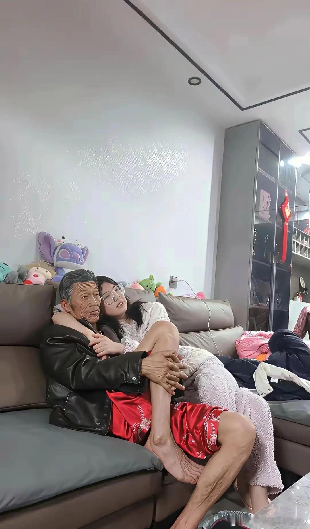 事实证明!这就是隔辈亲，被爷爷宠大的孩子，长大了爱爷爷。