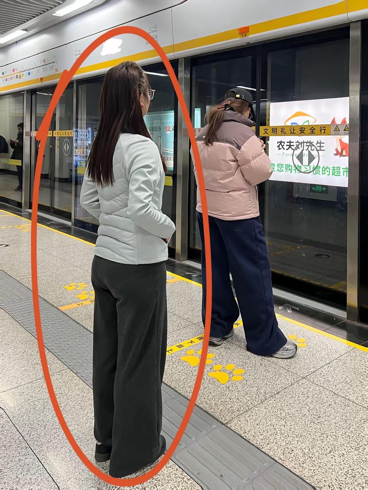 是我落伍了吗？坐地铁路上遇到好几个这样穿的了，这不是几十年前的款式吗，怎么突然又