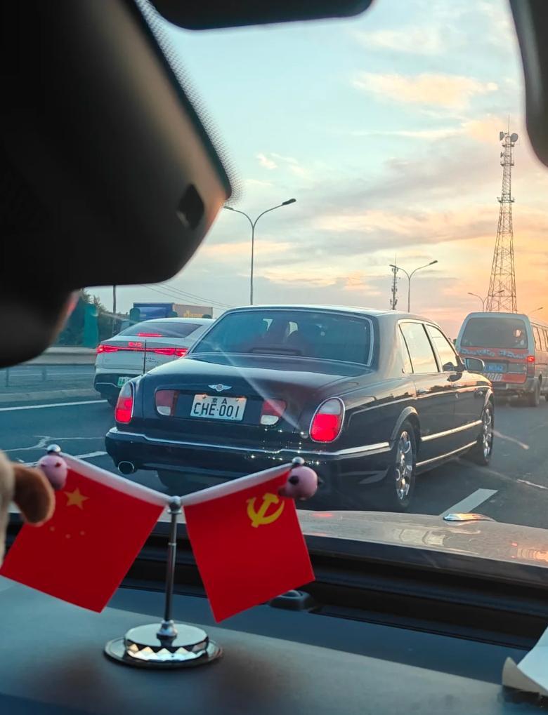 考考你们，这是什么牌子的车？有认识的嘛！​​​