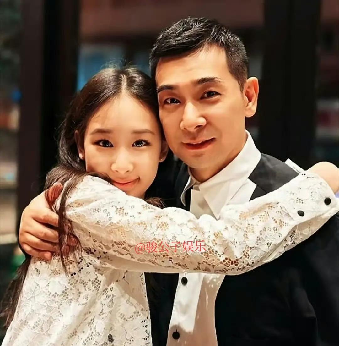 赵文卓在机场送女儿前往香港大学入学，同时他14岁的儿子也启程前往瑞士继续学业。面