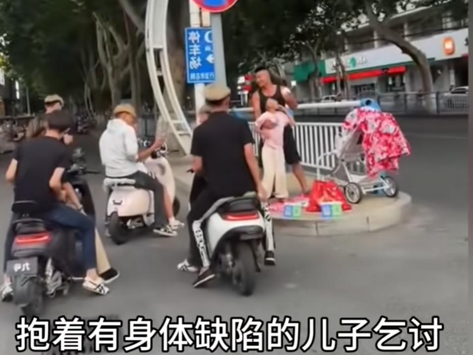路口乞讨有身体缺陷的父子看着实在心酸，一群看着打扮新潮、留小黄毛的年轻小伙骑车路