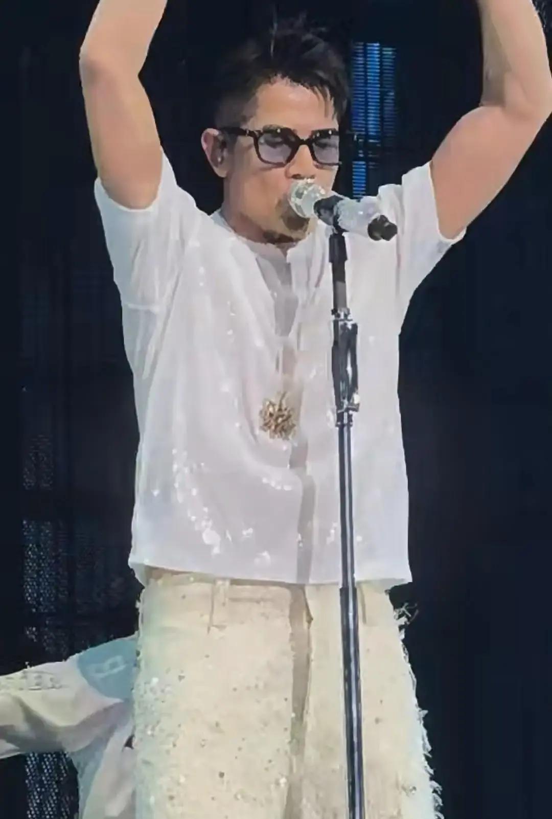 58岁郭富城连跳18套舞，体脂12%香港站六场，他像装了马达。舞台医生测完