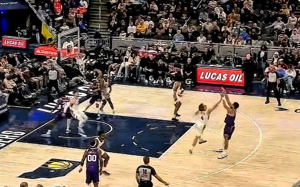 布克也想拿80分了！在今日太阳对阵步行者的第三节比赛中，布克后撤步踩线长两分投进