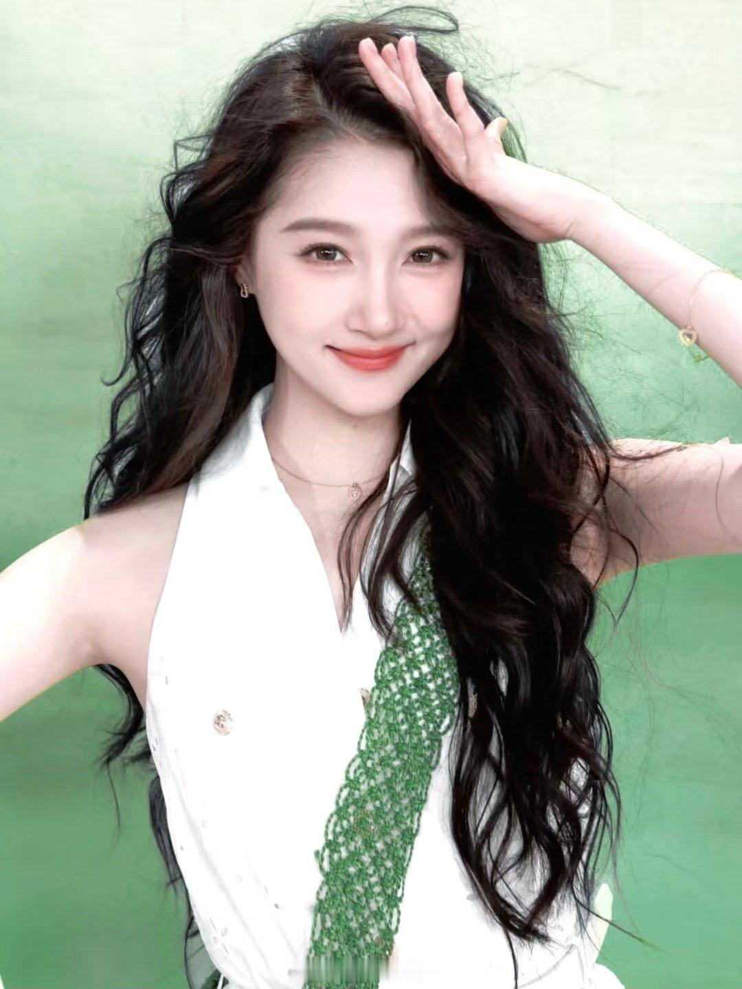 关晓彤演我上班迷迷糊糊你好星期六分神走神名场面诞生，完美还原日常摸鱼发呆状态。