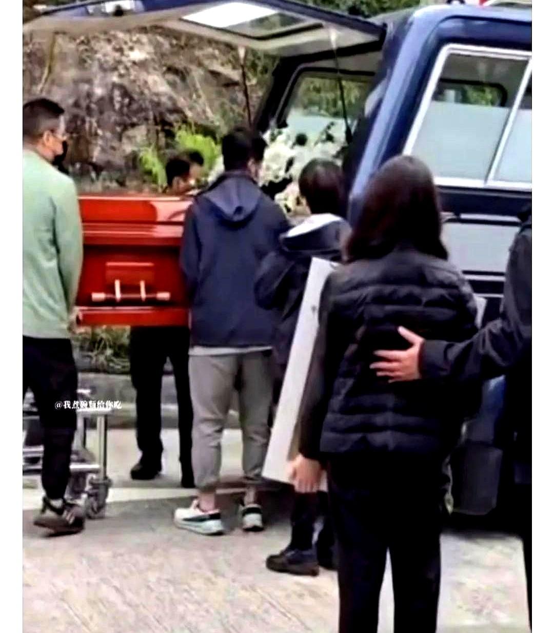 许绍雄家族的丧礼画面昨晚在微博被不断转发。那个身影全程守护着妹妹，又及时搀扶住