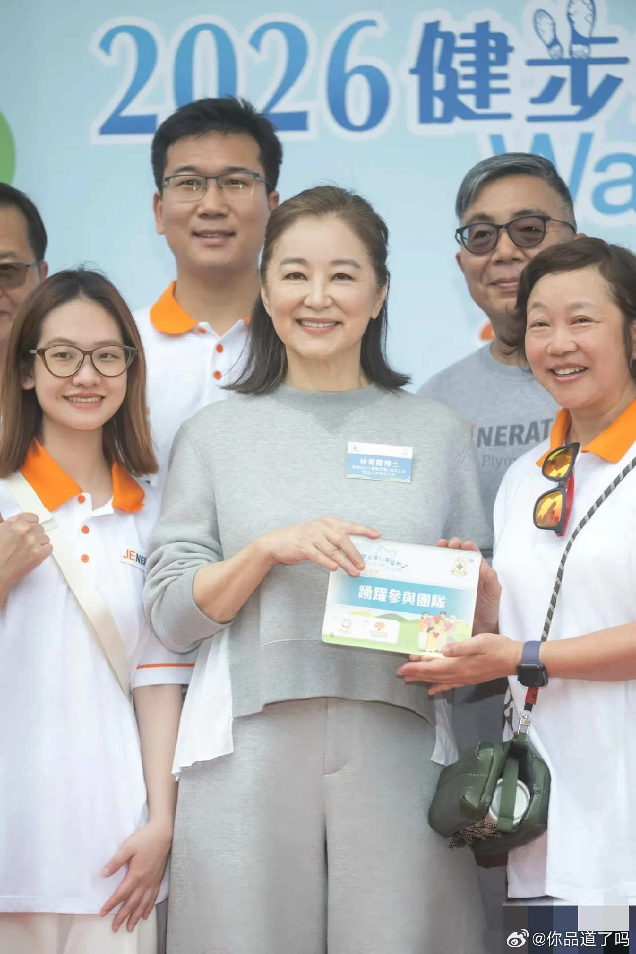 72岁林青霞现身香港参加健步公益活动，长发披肩，虽隐约可见白发、皱纹增多，但整体