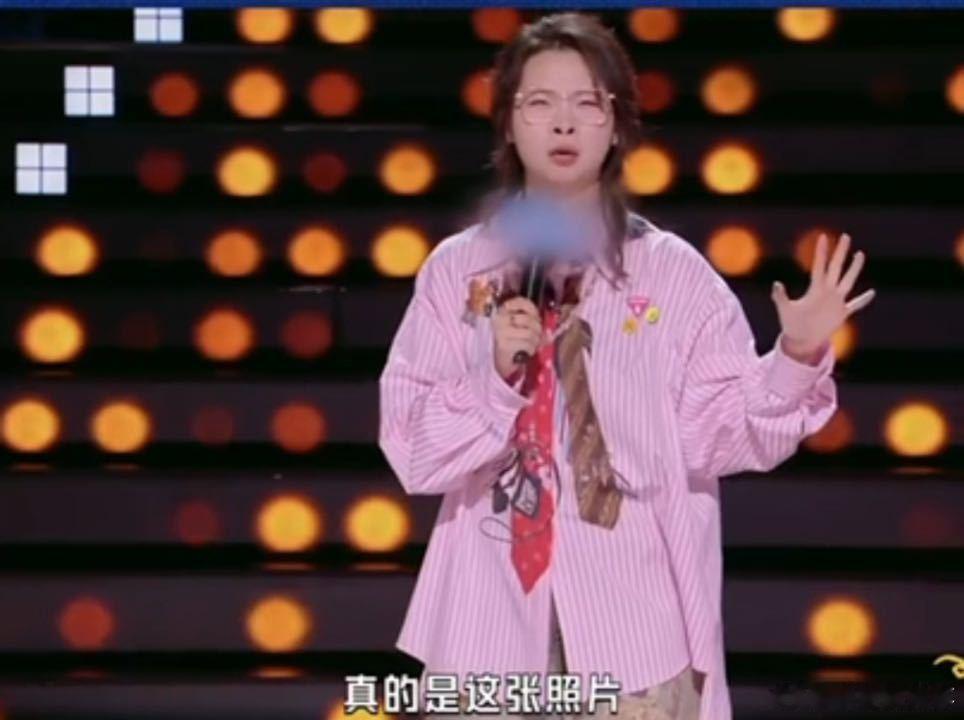 嘻哈的婚礼迎宾照是奥特曼嘻哈婚礼迎宾照放奥特曼，理由是被化妆师说像狮子狗。照片