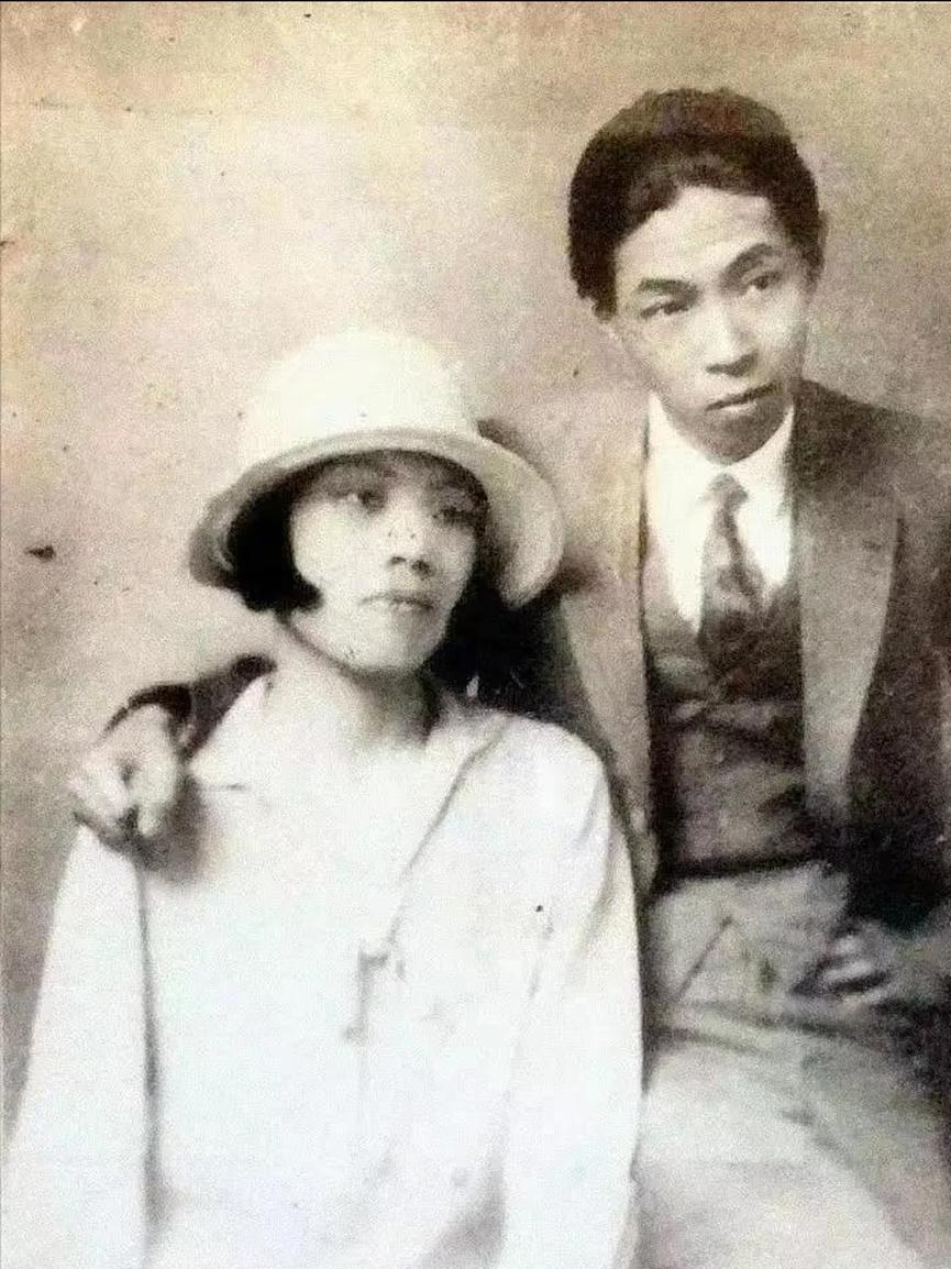 1928年，32岁的茅盾出轨23岁的女学生秦德君，不久秦德君便怀了孕，茅盾为难地