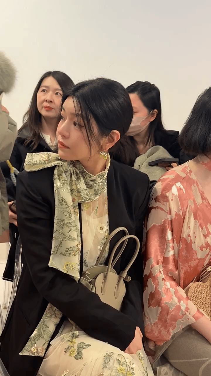 陈妍希旁边这位女明星叫啥来着？挺有女人味的！