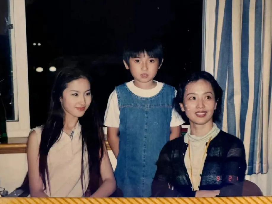 刘亦菲的妈妈和女儿一样的美。从小陪伴着刘亦菲长大的她，做妈妈很成功，她和刘亦菲