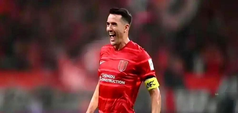 昨晚足球圈内小聚，跟了十几年中超的老记者抿了口冰啤酒，笑着聊起周定洋留队那事，说