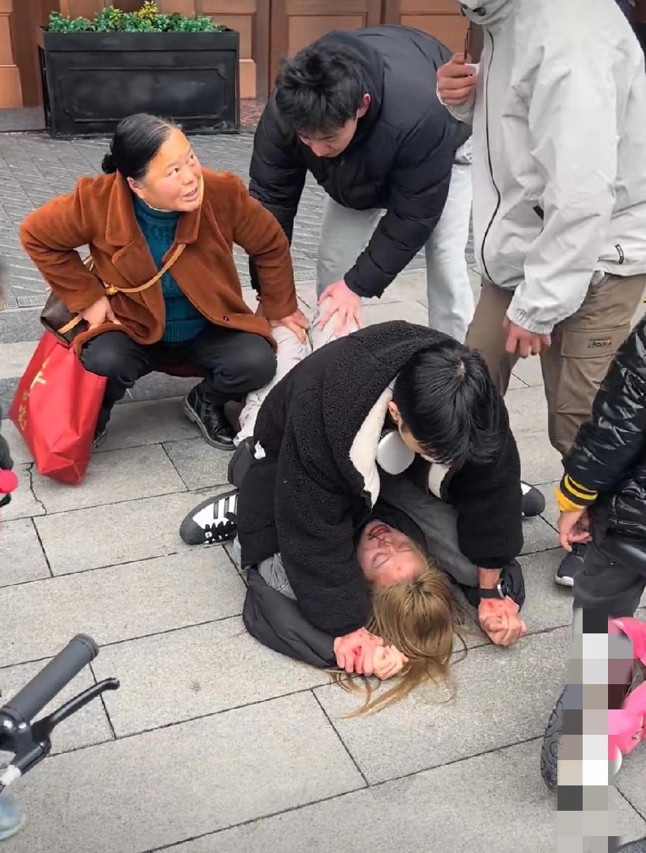 女孩和妈妈吵架，跑到马路上撞车，路过小伙好心控制住女孩，被咬的满手是伤……可对