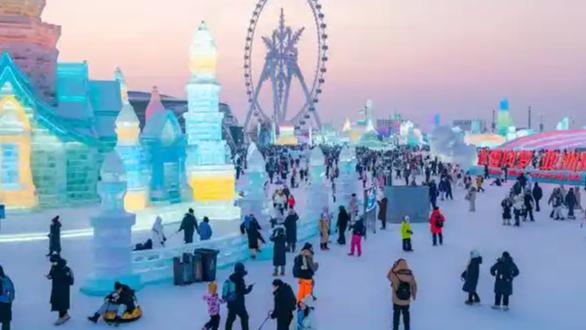 由于2月20、21日气温骤升并突破历史极值，哈尔滨冰雪大世界景观融化严重，为保安