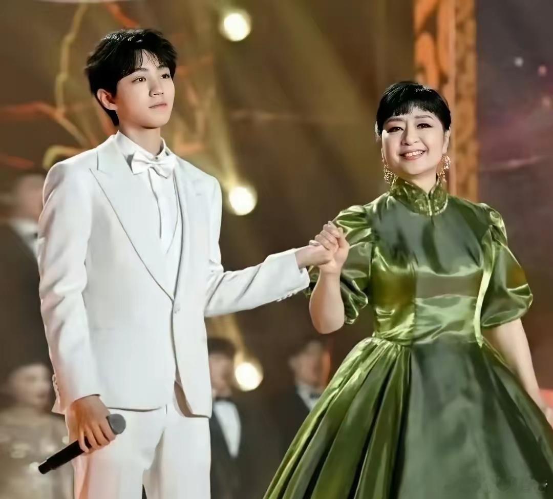 真的笑不活了，是谁教王俊凯这么牵女士手的？这小心翼翼、如履薄冰的“直男牵手”法，