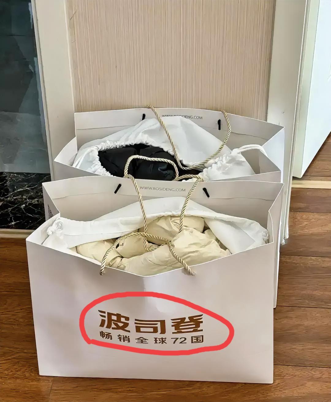 杭州一女子在商场波司登给老公孩子各挑一件羽绒服，结账4898，可店员笑眯眯递来