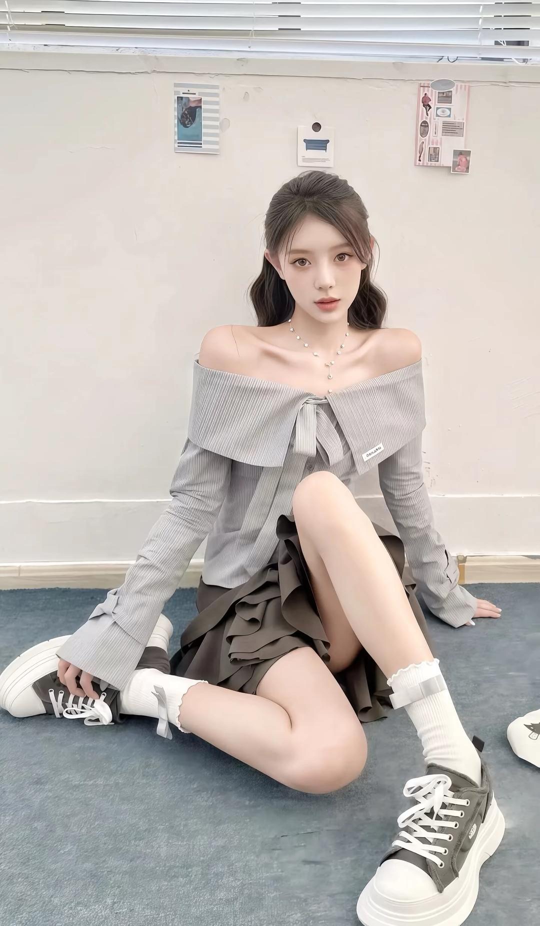 日系少女风穿搭，灰色露肩上衣搭配棕色百褶裙，白色袜子和帆布鞋，清新自然。