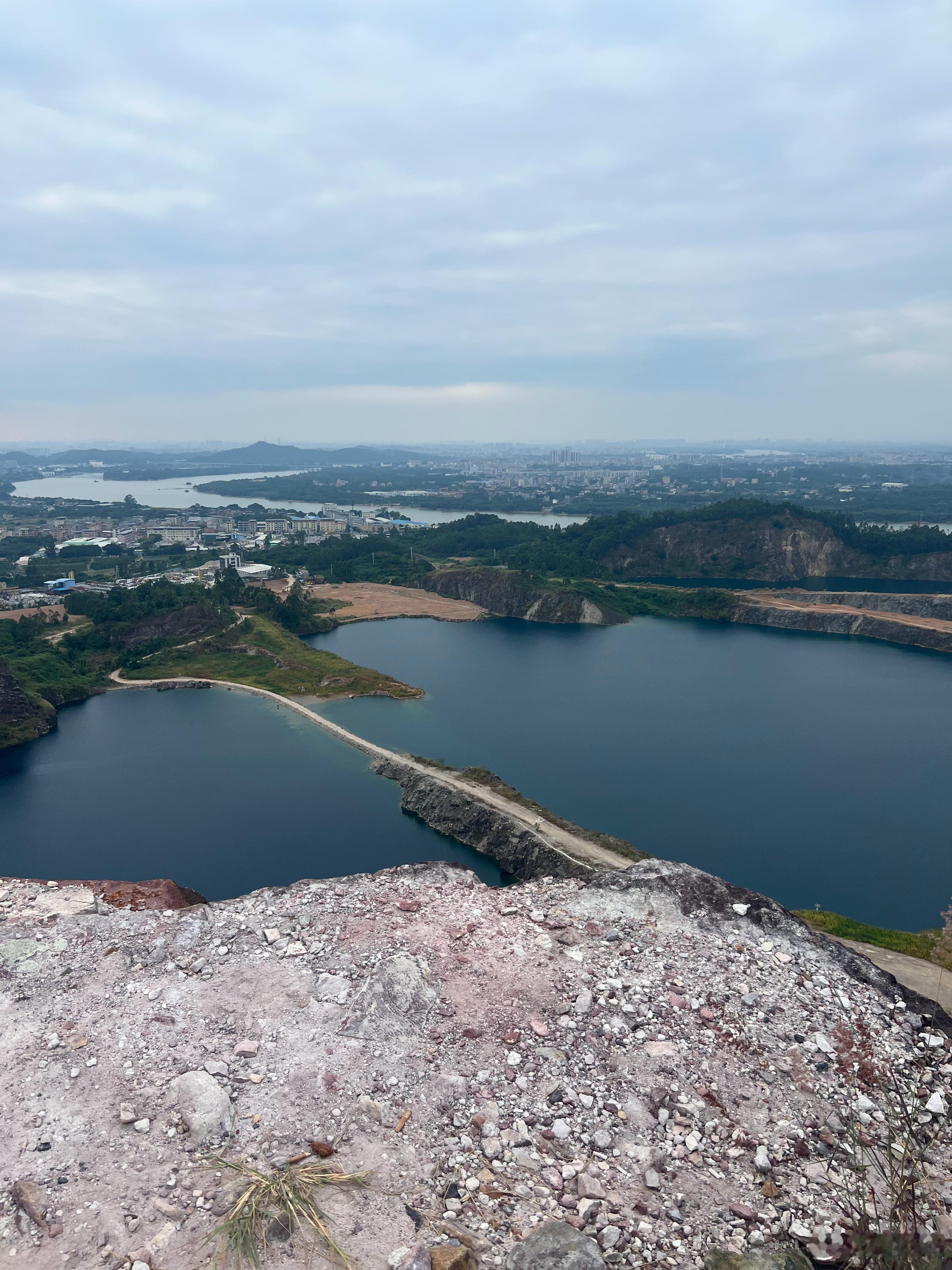 开车两个小时来到了大矿坑,真的是人间仙境