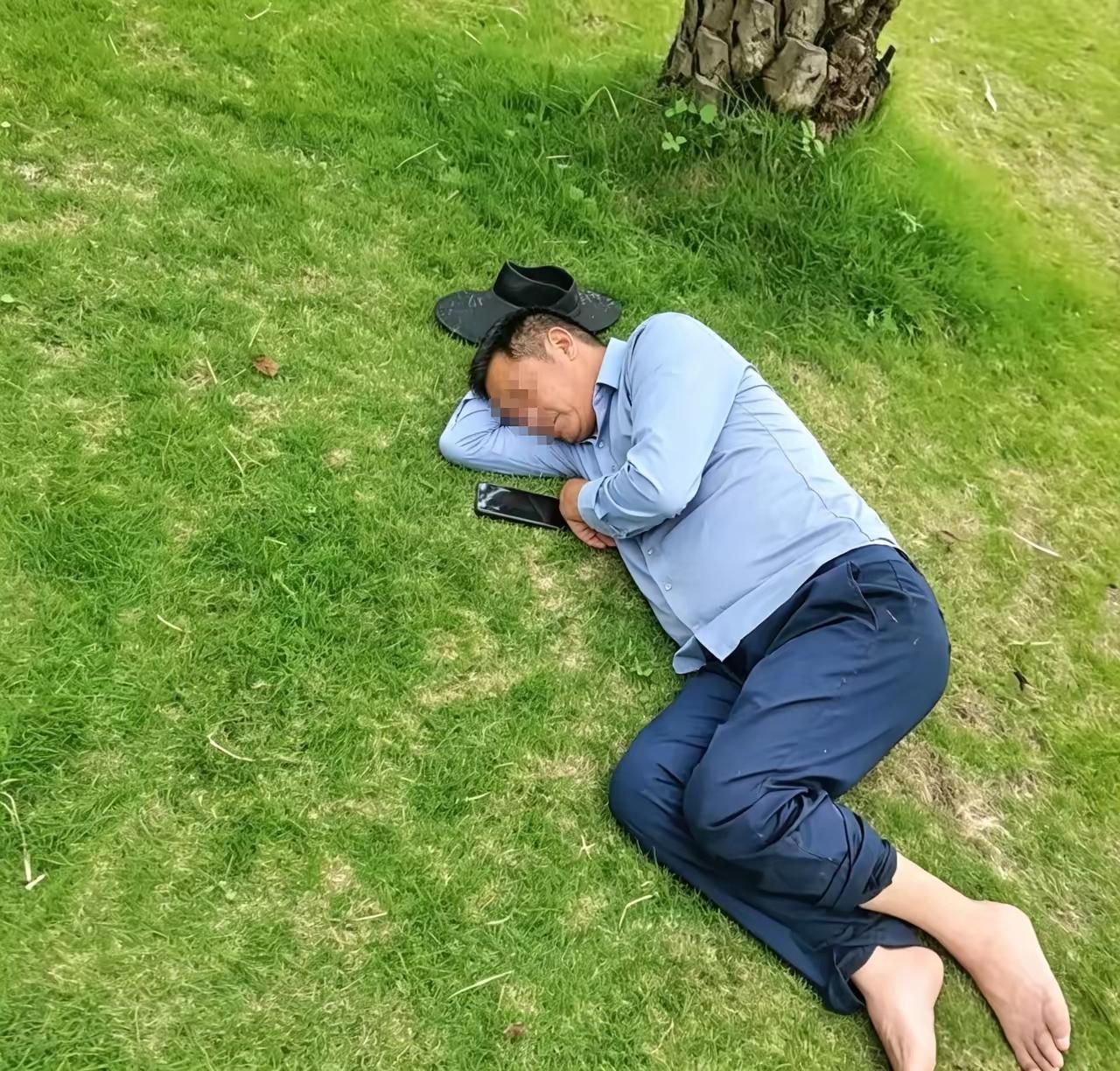中年男人真的可怜！小区一个中年男人，四十多岁，因为公司裁员，失业在家两个多