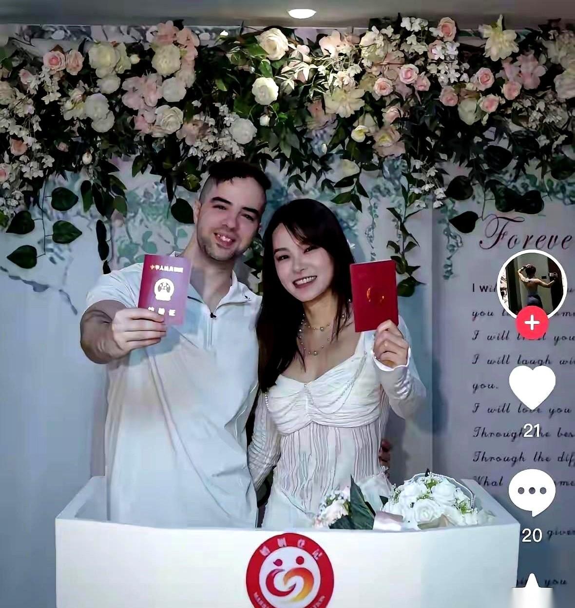 重庆，一家高端健身房。一个99年的女私教，身材好到让男客户们排着队买她的课。但