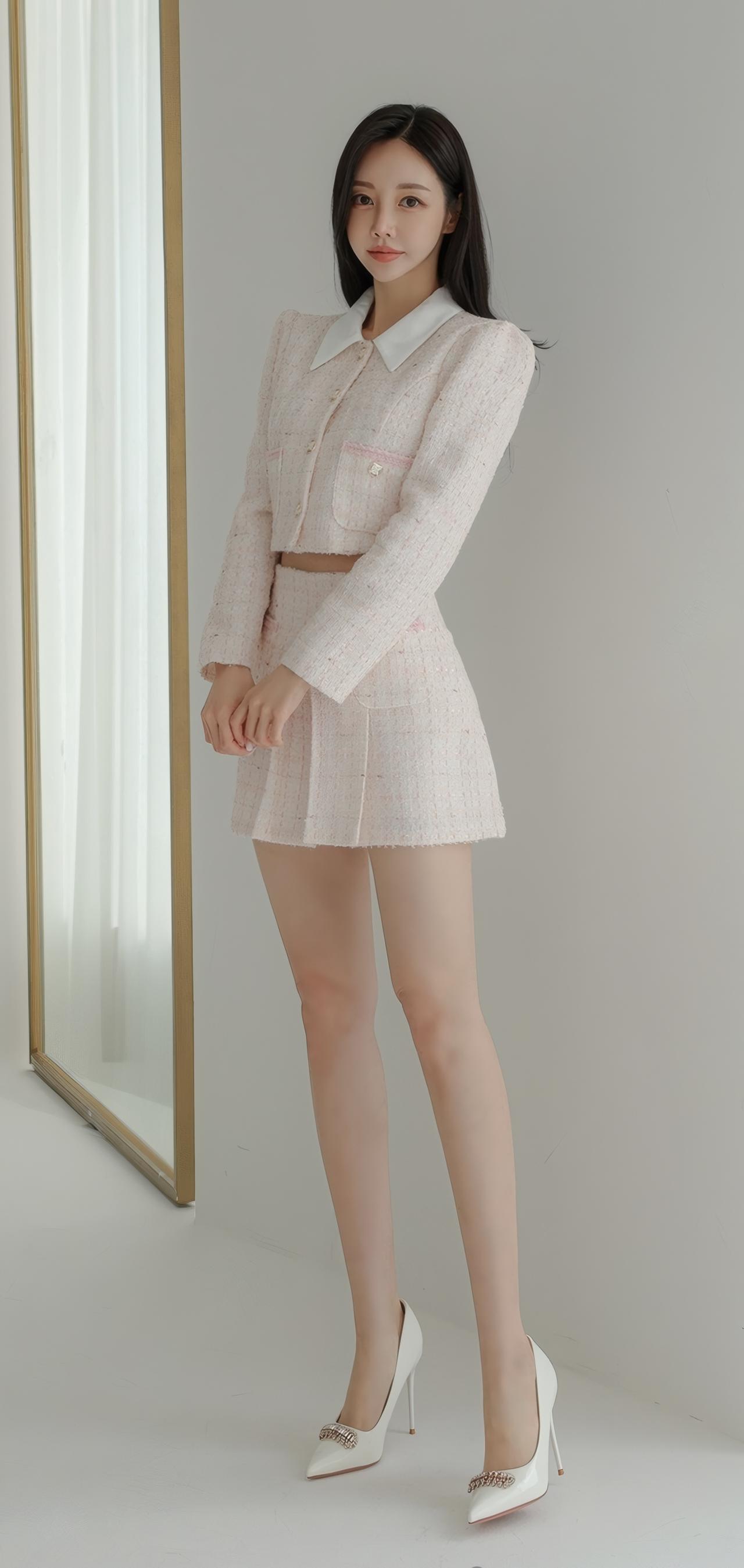 优雅粉色套装，甜美少女风，搭配高跟鞋，尽显时尚魅力！💗✨