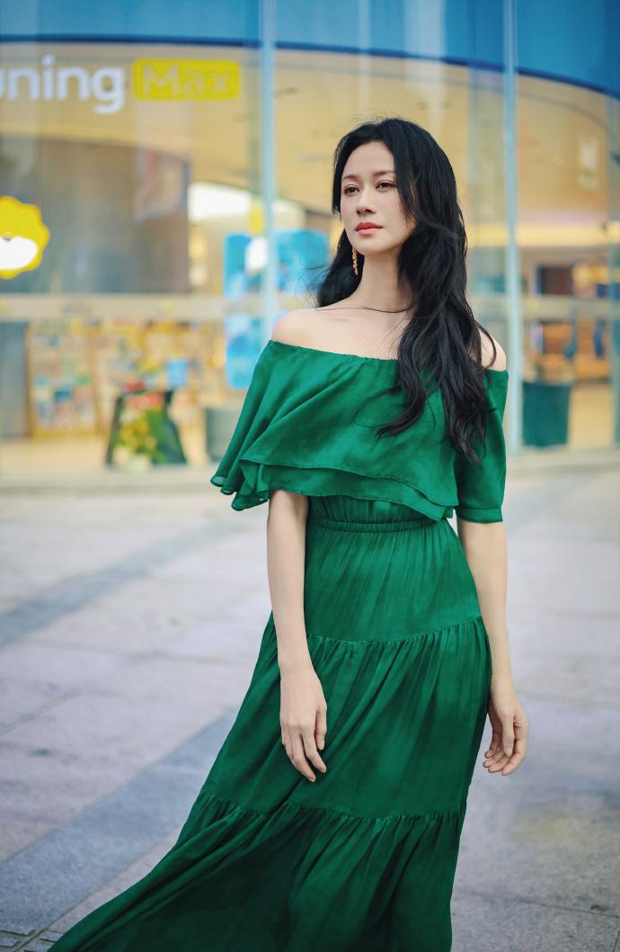 最近倪虹洁在出席时尚活动的时候搭配了一身绿色的裙子，看上去格外的有气质。她有