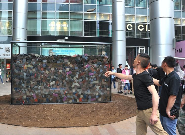 接受现实是立足的根基，改变现实是前行的力量，二者没有绝对的“更重要”，而是相辅相