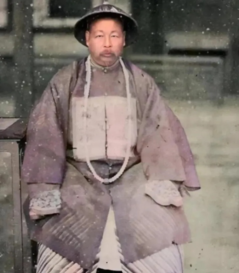 胡雪岩在被慈禧抄家前，他预感到胡家不保，就将12名小妾召到了身边，一人发了500