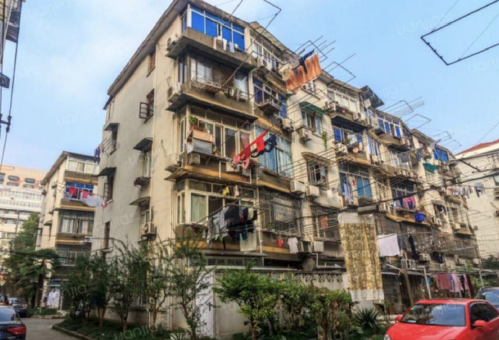 楼市风向彻底变了！没人要的老破小突然爆红，内行道出真实猫腻最近楼市出现一个很有
