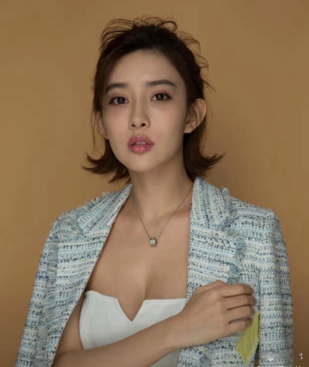 孟子义刚出道那﻿会儿‎。