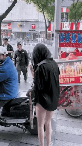 她为什么没有坐在宝马里哭[滑稽笑]