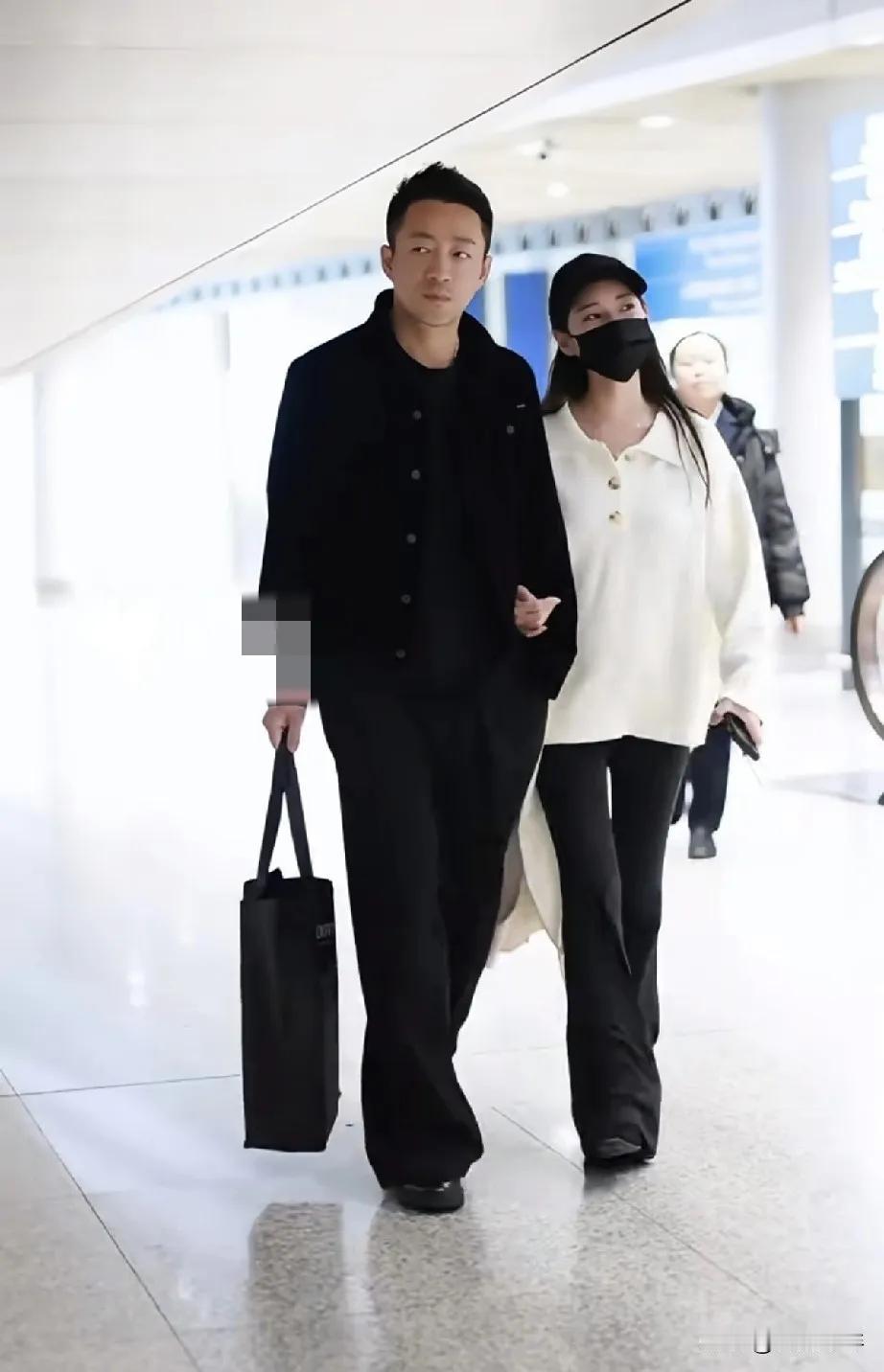 小菲筱梅回京同框太甜！细节里的宠爱，才是婚姻最好的模样谁懂啊！小菲和筱梅