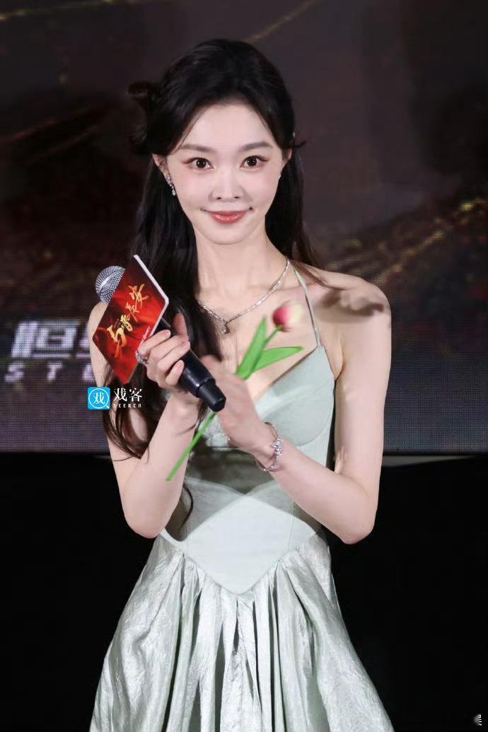 宋轶这背不拔罐可惜了晋长安看片会的宋轶是行走的画报！淡绿长裙衬得后背线条超优越