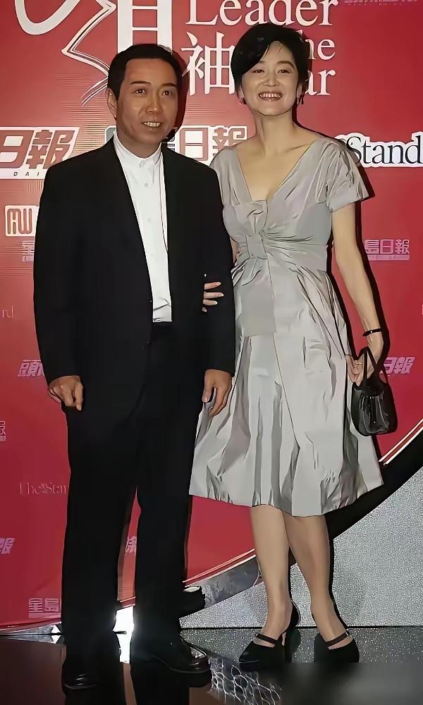 这是林青霞年轻时候和丈夫的一张合影，那个时候女神美丽动人，脸部化着淡妆，头发随意