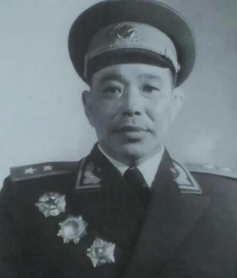1955年，解放军评定军衔，名单刚一出来，贺龙就皱起了眉，他看见外甥廖汉生被列为
