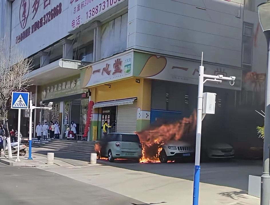 新能源又燃烧爆炸了，一台新能源烧了四台油车，所以燃油车的起火概率远远大于新能源车
