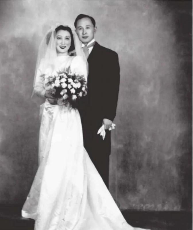 1955年，钱学森一家人离回国只差最后一关。夫人蒋英不仅以命护送，还对儿子说：“