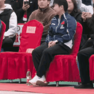 这，就是阳光明媚的莎莎！莎莎左脚放在右脚上，晃啊晃，小脑袋摇啊摇，小嘴笑啊笑，