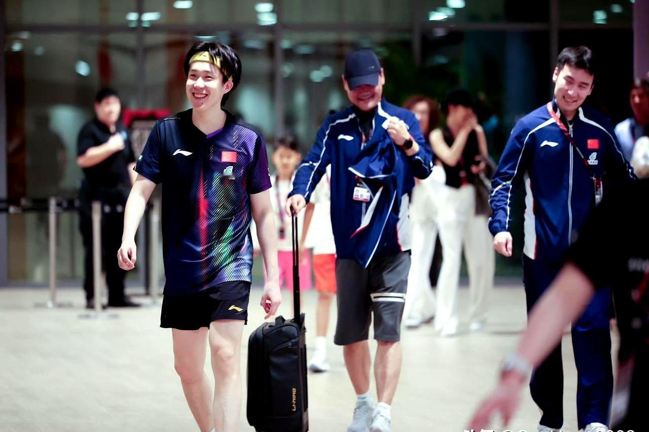 对手赢下第一局后冲他耸了耸肩。王楚钦知道，那个让他两年前栽过跟头的丹麦人，觉得手