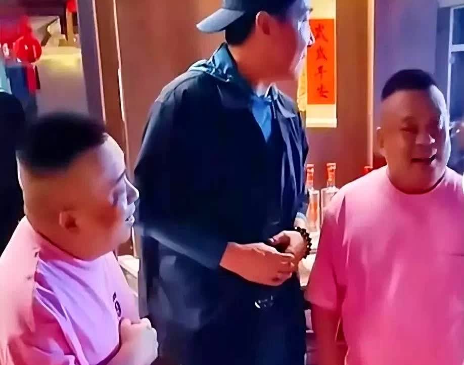 虎哥豹哥是真能混，不跟杨议混了，又跑到别人那一路高歌去了。这兄弟俩究竟算