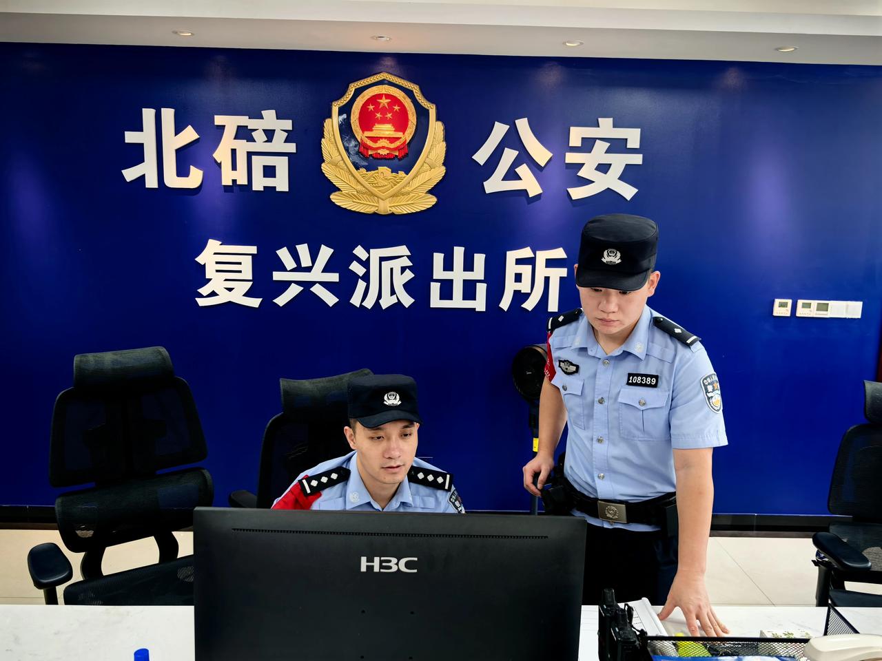 公安系统有个传统，每年新人入警，总有一名老警察一对一传帮带，新警察尊称老警察为师