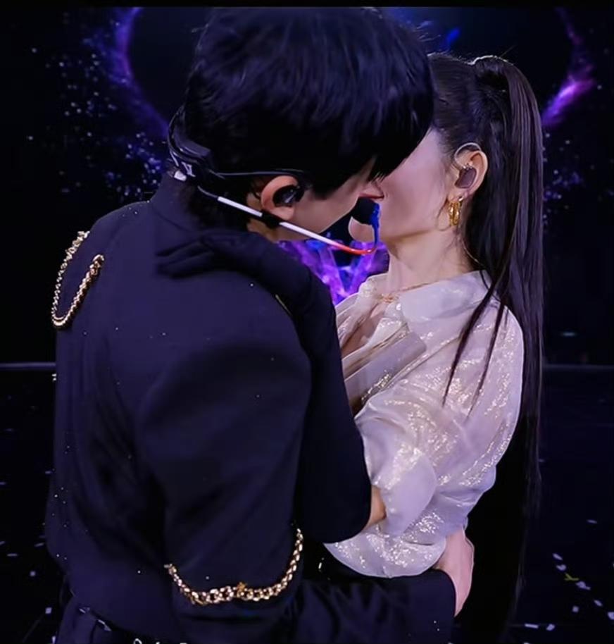 万万没想到，跨年晚会居然变成了大型亲嘴节目，看得人反胃。张杰和谢娜在澳门演唱会