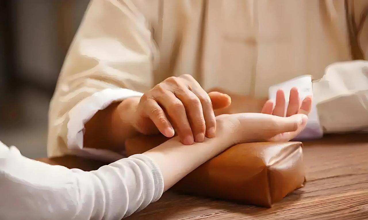 北京，女子身体不舒服去看病，一72岁男医生给她把脉说：你身上有个女鬼，得用9根缝