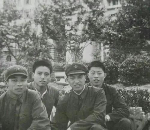 1984年3月，开国少将孔俊彪回到宁化。在县招待所，孔俊彪对时任县武装部政委的周