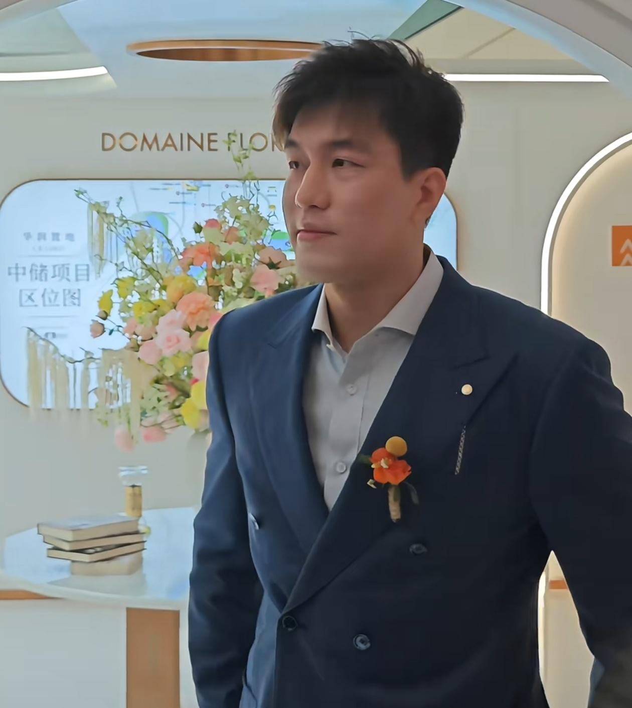 郭艾伦明显变胖了，他的篮球生涯已进入尾声！我国著名篮球运动员郭艾伦近日在线下