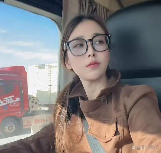 一路走好！12月23日，安徽网红“半挂西施”王迪开着满载货物的半挂行至高泉时，