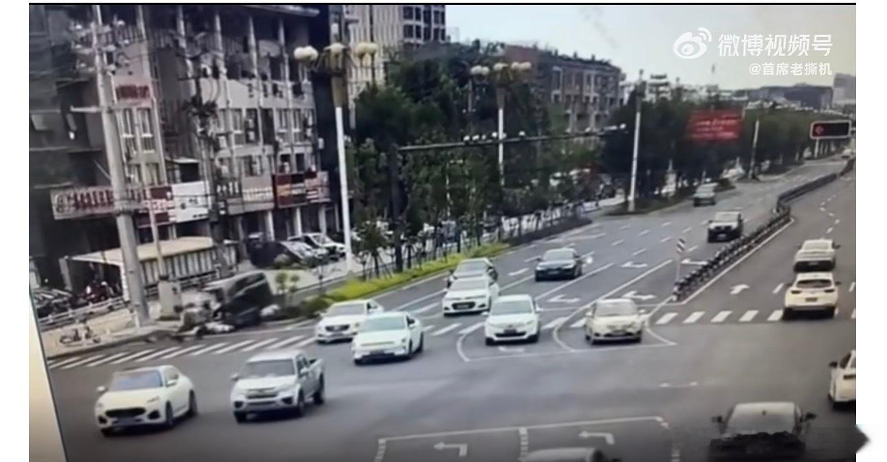 安徽广德车祸看了下安徽广德的车祸。就昨天哎！开车玩手机！穿拖鞋开车，司机明